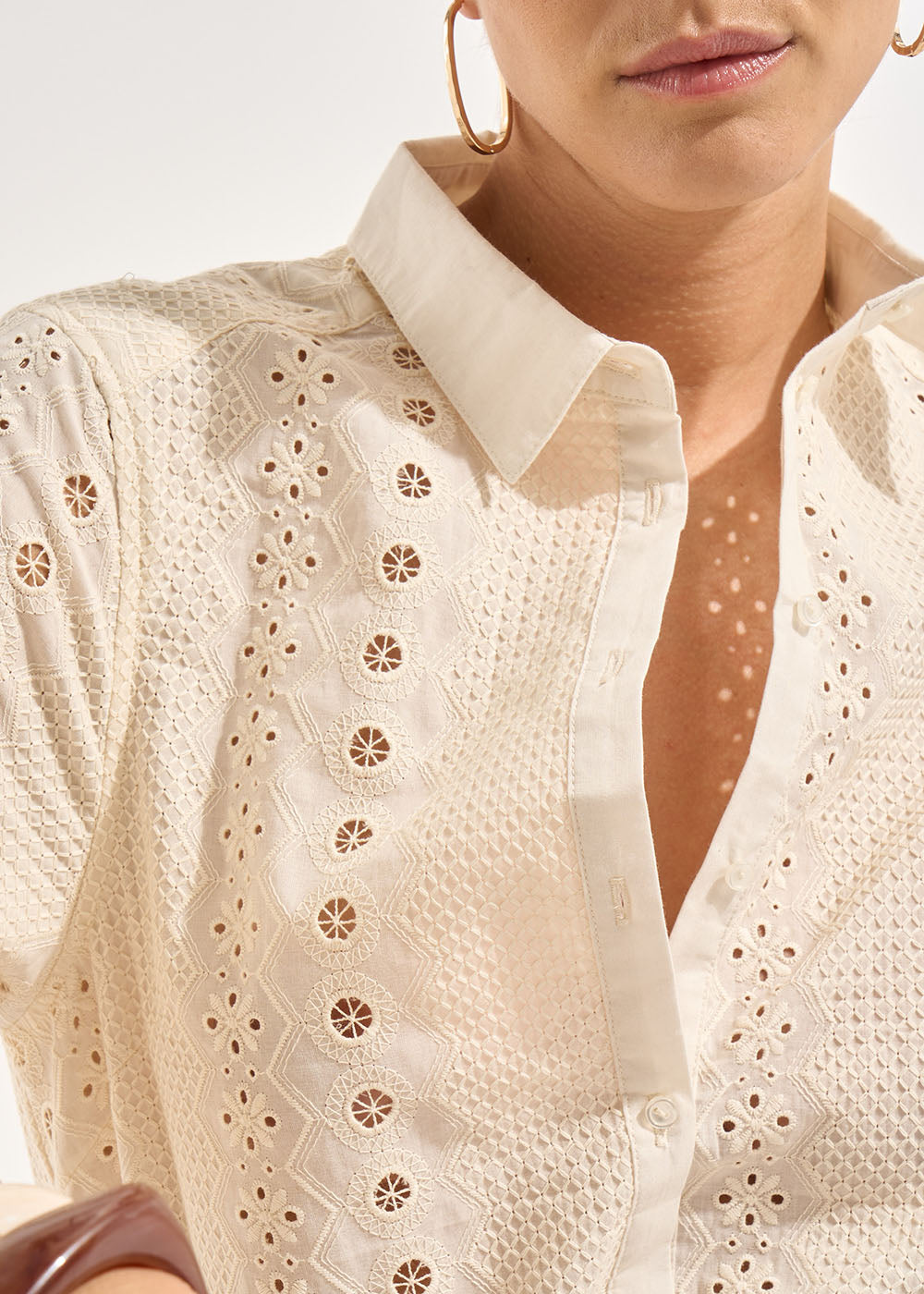 Chemise en coton avec des broderies anglaise - Sud Express - 2 - Sud Express