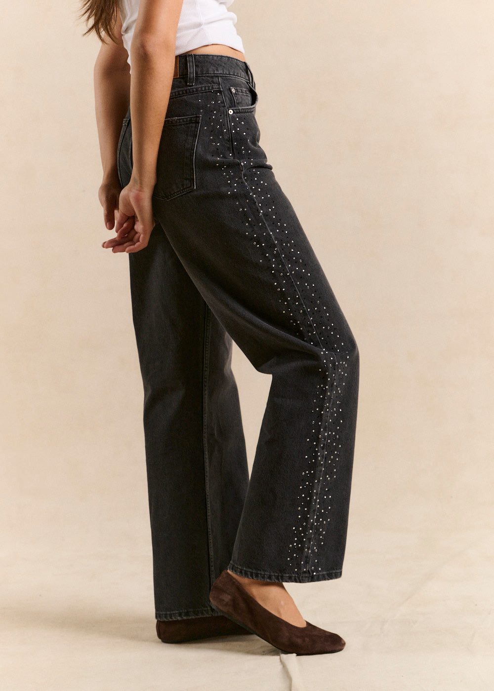 Jean large en denim noir à clous et strass - Sud Express - 1 - Sud Express